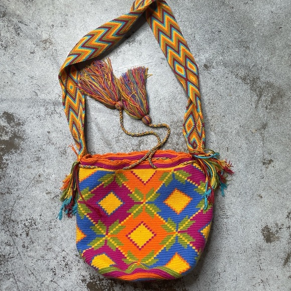 Wayuu tribal handmade vibrant colorful woven shoulder bag. - Picture 2 of 6